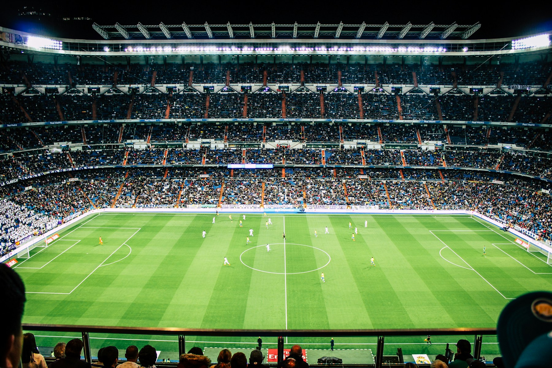 灯光足球场与环绕球场的观众席